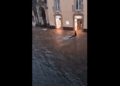 Përmbytje të mëdha në Catania të Italisë, momenti kur rryma e ujit merr një burrë në motoçikletë