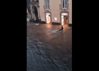 Përmbytje të mëdha në Catania të Italisë, momenti kur rryma e ujit merr një burrë në motoçikletë