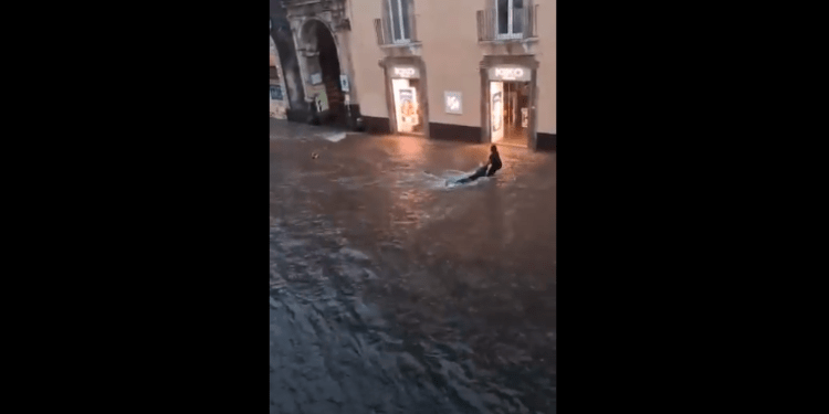 Përmbytje të mëdha në Catania të Italisë, momenti kur rryma e ujit merr një burrë në motoçikletë