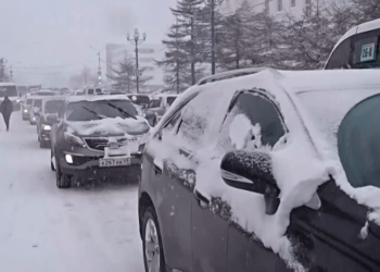Reshjet e dendura të borës bllokojnë trafikun në qytetin rus