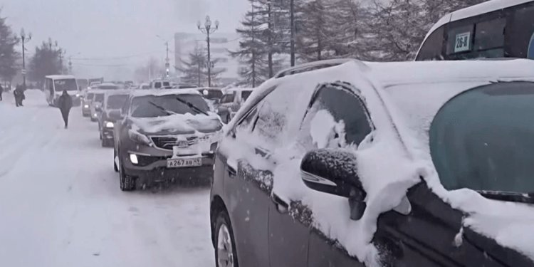 Reshjet e dendura të borës bllokojnë trafikun në qytetin rus