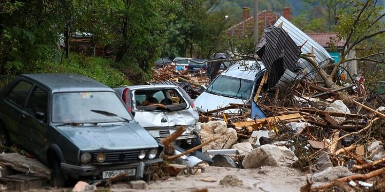 Tërheqja e ujit zbulon përmasat e fatkeqësisë në Bosnjës, kërkimet për viktima vazhdojnë