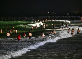 Dubai kthehet në plazhet e natës si zgjidhje për nxehtësinë ekstreme të verës