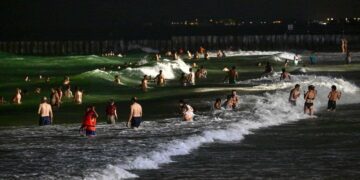 Dubai kthehet në plazhet e natës si zgjidhje për nxehtësinë ekstreme të verës