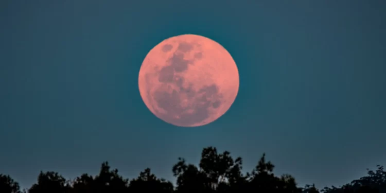 Më afër Tokës se çdo natë të vitit, Superhëna pritet të ndriçojë qiellin