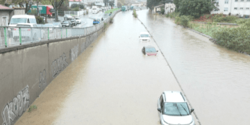 Rrugë e makina të përmbytura, shikoni pamjet nga shiu i madh në Francë