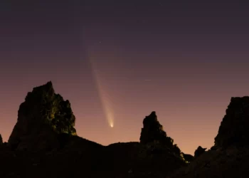 ‘Kometa e shekullit’ e kapur në foto në të gjithë globin