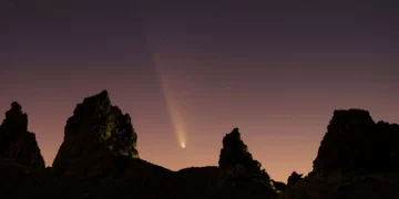 ‘Kometa e shekullit’ e kapur në foto në të gjithë globin
