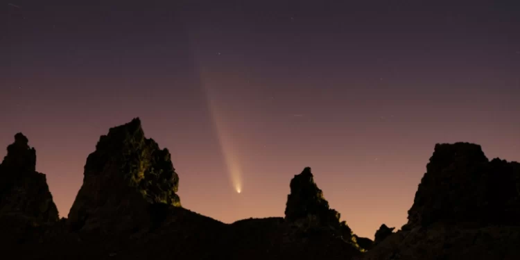 ‘Kometa e shekullit’ e kapur në foto në të gjithë globin