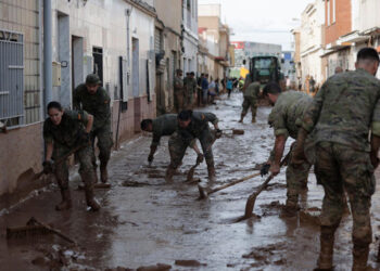 Kryeministri i Spanjës urdhëron 10,000 trupa të tjerë të zbarkojnë në Valencia për të ndihmuar me përmbytjet