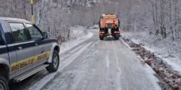 Moti i lig përfshin qarkun e Shkodrës, bllokohen disa akse rrugore, shumë fshatra pa energji elektrike