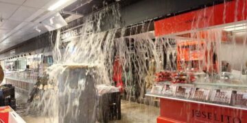 Mijëra të evakuuar në Spanjë për shkak të përmbytjeve, moti i ashpër përfshinë edhe Italinë