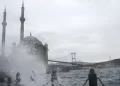 Moti  i stuhishëm përfshin Stambollin, raportohet për dëme dhe anulime fluturimesh