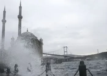 Moti  i stuhishëm përfshin Stambollin, raportohet për dëme dhe anulime fluturimesh