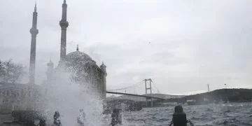 Moti  i stuhishëm përfshin Stambollin, raportohet për dëme dhe anulime fluturimesh
