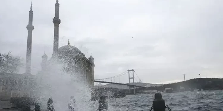 Moti  i stuhishëm përfshin Stambollin, raportohet për dëme dhe anulime fluturimesh