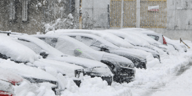Stuhitë e borës godasin Ballkanin, kaos në trafik dhe ndërprerje të energjisë elektrike