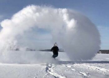 Pëson djegie ndërsa përpiqet ta kthejë ujin e nxehtë në akull