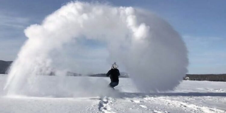 Pëson djegie ndërsa përpiqet ta kthejë ujin e nxehtë në akull