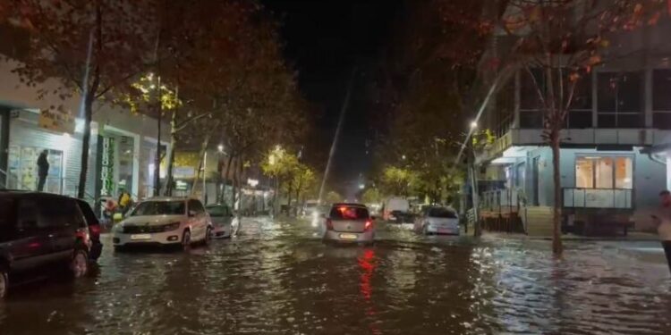 Reshje të dendura shiu, përmbytet Durrësi