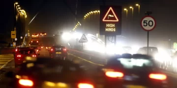 Anulohen fluturimet, shkollat mbyllen dhe miliona njerëzve u bëhet thirrje të qëndrojnë në shtëpi pasi stuhia Éowyn godet Britaninë e Madhe