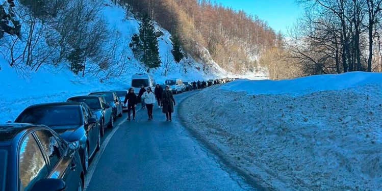 Turistët nga Shqipëria u detyruan të ecin mbi dy orë për të arritur te pistat e skijimit në Brezovicë