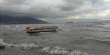 Erë e fortë dhe dallgë deri 2 metra në Vlorë, pezullohet lundrimi i anijeve