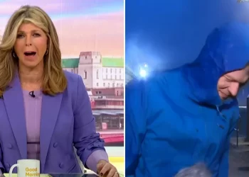 Duke raportuar në mes të stuhisë katastrofike, gazetari britanik përballet live me erërat tejet të forta