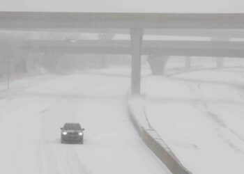 Stuhia e parë e madhe e dimrit mbyll qeverinë, shkollat dhe ndërpret trafikun në SHBA – raportohen viktimat e para