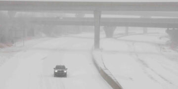 Stuhia e parë e madhe e dimrit mbyll qeverinë, shkollat dhe ndërpret trafikun në SHBA – raportohen viktimat e para