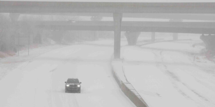 Stuhia e parë e madhe e dimrit mbyll qeverinë, shkollat dhe ndërpret trafikun në SHBA – raportohen viktimat e para