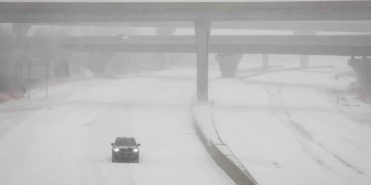 ShBA-ja goditet nga stuhia e borës, dhjetëra mijëra banorë pa energji