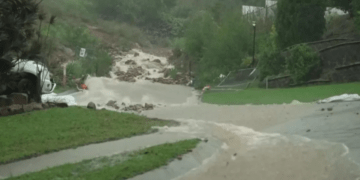Përmbytjet të mëdha në Australi, mijëra njerëz largohen nga shtëpitë