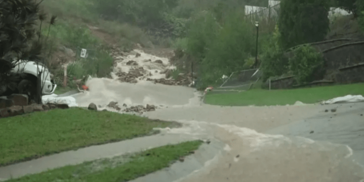 Përmbytjet të mëdha në Australi, mijëra njerëz largohen nga shtëpitë