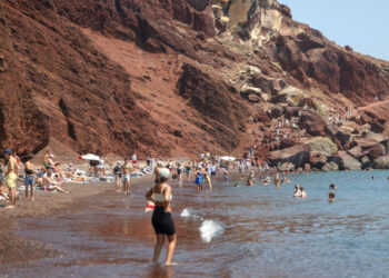 Tërmeti “shkatërron” një nga plazhet më të njohur në botë