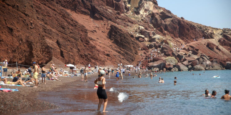 Tërmeti “shkatërron” një nga plazhet më të njohur në botë
