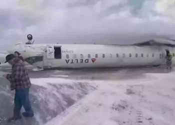 Avioni kthehet përmbys gjatë uljes, dalin pamjet e pasagjerëve në momentin dramatik të rrëzimit