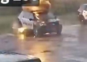 Kamerat e sigurisë regjistrojnë momentin kur rrufeja godet direkt veturën e policisë në SHBA