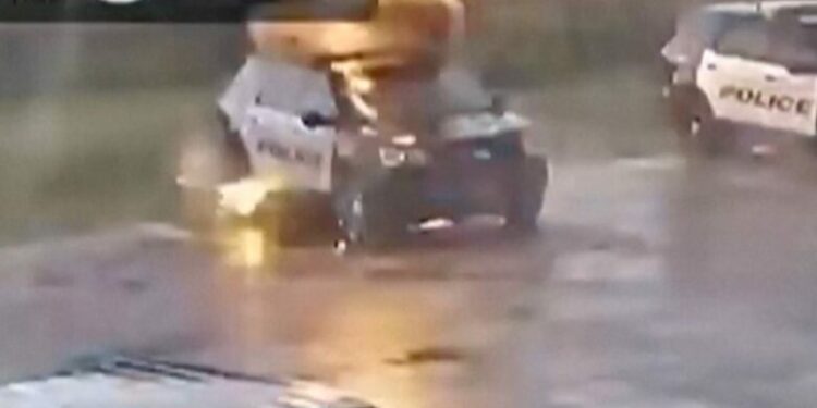 Kamerat e sigurisë regjistrojnë momentin kur rrufeja godet direkt veturën e policisë në SHBA