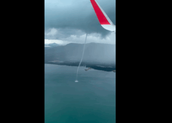 Momenti kur aeroplani me pasagjerë kalon nëpër një tornado masive uji