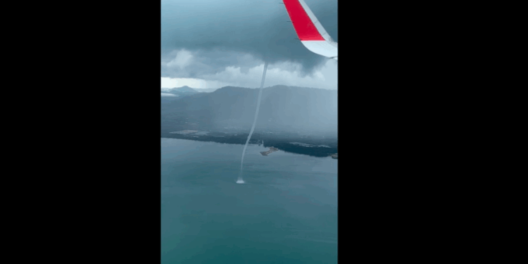 Momenti kur aeroplani me pasagjerë kalon nëpër një tornado masive uji