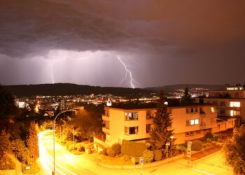 Stuhitë pritet të godasin Zvicrën, paralajmërime për rrezik të lartë në disa rajone
