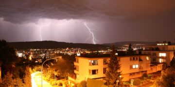 Stuhitë pritet të godasin Zvicrën, paralajmërime për rrezik të lartë në disa rajone