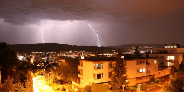 Stuhitë pritet të godasin Zvicrën, paralajmërime për rrezik të lartë në disa rajone