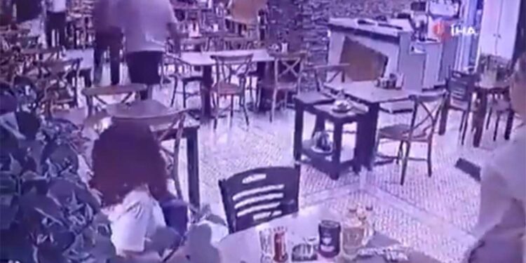 Tërmet i fortë në Turqi, njerëzit hidhen nga ballkonet – një vajzë 14-vjeçare vdes pas një sulmi paniku