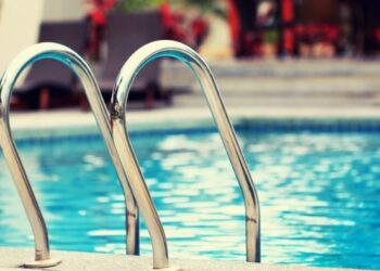 Hidhet granatë në një pishinë të Gjakovës