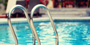 Hidhet granatë në një pishinë të Gjakovës