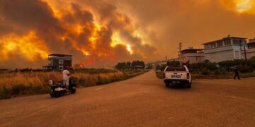 Izmiri në flakë, zjarre të mëdha në qytetin turk