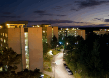 Çdo natë në orën 10 hapen dritaret dhe një qytet i tërë bërtet, fenomeni i çuditshëm në Suedi!