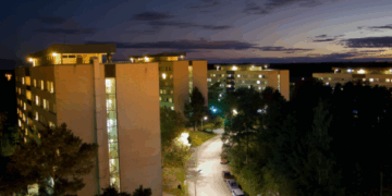 Çdo natë në orën 10 hapen dritaret dhe një qytet i tërë bërtet, fenomeni i çuditshëm në Suedi!